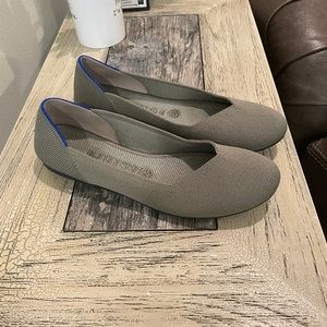 GUC Rothys round toe flats in Sage Green SZ 9